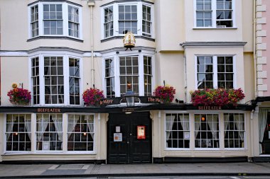 OXFORD, ENGLAND - The Mitre Inn, 1630 yılından kalma bir Oxford simgesidir..