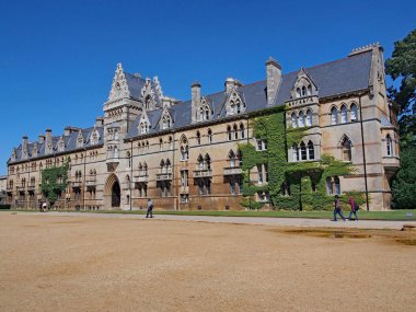 OXFORD - Christ Church College Oxford 'un en zengin üniversitelerinden biridir, geleneksel olarak soyluların katıldığı, fakat daha yakın zamanda Harry Potter filmlerinin çekildiği bir yerdir..