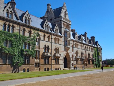 OXFORD - Christ Church College Oxford 'un en zengin üniversitelerinden biridir, geleneksel olarak soyluların katıldığı, fakat daha yakın zamanda Harry Potter filmlerinin çekildiği bir yerdir..