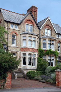 Büyük eski sarmaşıklar tuğla kaplı yarı müstakil evler ve körfez pencereleri