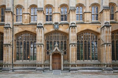 OXFORD - İlahiyat Fakültesi 'nin narin taş çerçeveli pencereleri 1400' lerden kalma ama kapı 17. yüzyılda Christopher Wren tarafından eklenmiş..