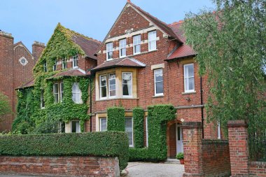 Büyük, eski, sarmaşık kaplı, yarı müstakil tuğlalı evler, 8 Linton yolu, artık sarmaşıkları yok. 