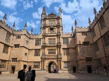OXFORD - Bu avlunun etrafındaki binalarda bulunan Bodleian kütüphanesi, Oxford Üniversitesi 'nin 14. yüzyıldan kalma araştırma kütüphanesi..
