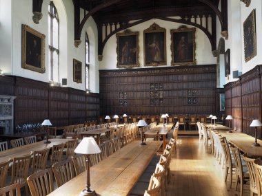 OXFORD - EPTEMBER 2016: Seçkin tarihi üyelerin portrelerinin yer aldığı ortak yemek salonu, bir üniversitenin 2016 yılında Oxford 'da görülen en önemli odası..