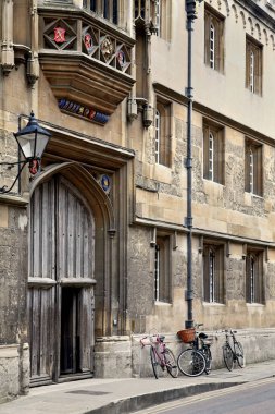 Oxford Üniversitesi, eski ahşap bisiklet kapısı.