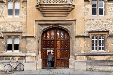 OXFORD, ENGLAND - Oxford 'un kolejleri geleneksel olarak bütün topluluklara açık, öğrencilerin geceleri evde kalmaları zorunludur
