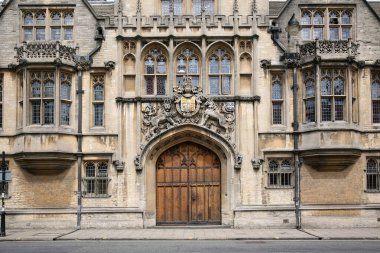 Oxford Üniversitesi, Brasenose Koleji ön kapı ve sokak cephesi