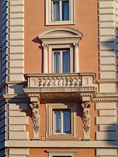 Immeuble Appartements Avec Balcon Baroque Soutenu Par Caryatide — Photo