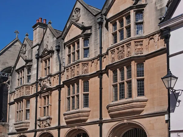 牛津一座哥特式学院建筑的正面对着街道 — 图库照片