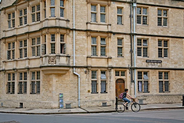Oxford 옥스퍼드와 도시에서 자전거타기는 방법이며 학생들에게 인기가 — 스톡 사진