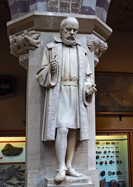 牛津大学自然历史博物馆的柱子上装饰着伽利略等著名科学家的章程 — 图库照片