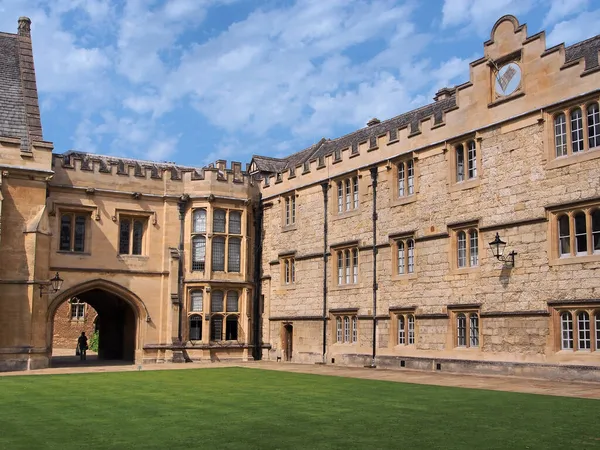 Oxford オックスフォード大学のマートン カレッジは 市内で最も保存状態の良い本物の中世の建物のいくつかを持っています — ストック写真