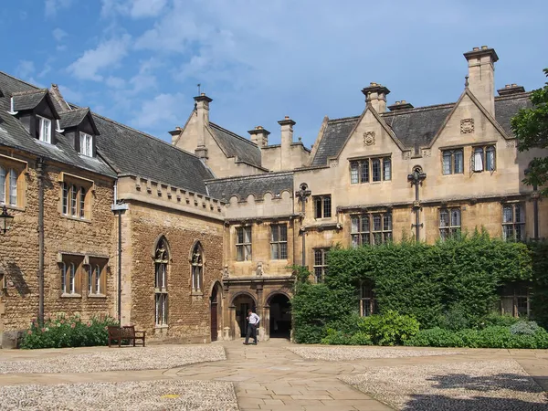 Oxford 옥스퍼드 대학교의 대학교는 도시에서 건물들 일부를 보유하고 — 스톡 사진