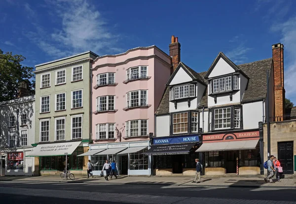 オックスフォード 2016年9月 ハイストリートのこのセクションの商業ビルには近代的なお店が含まれていますが オックスフォードで見られるように1500年代に建てられました — ストック写真