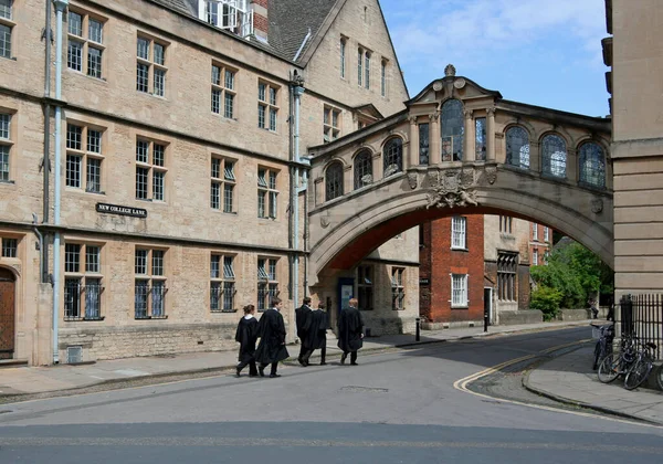 Оксфорд England Група Студентів Оксфордського Університету Які Носять Традиційні Академічні — стокове фото
