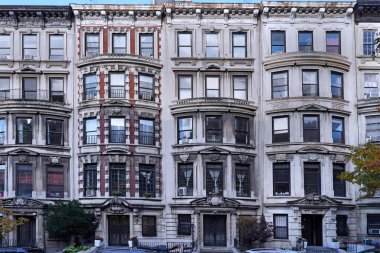 Manhattan caddesinde zarif üst sınıf evler var.