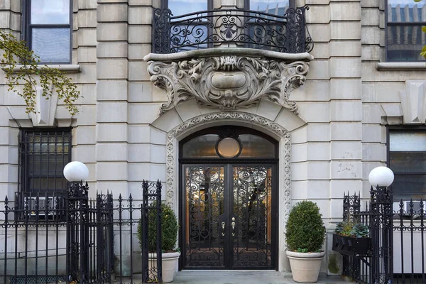 Zarif barok tarzı apartman binasına giriş