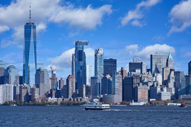 Güney Manhattan silueti limanın karşısından görünüyor.