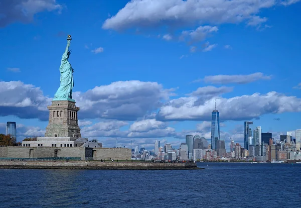 Здалека Статуя Свободи Манхеттенським Горизонтом — стокове фото