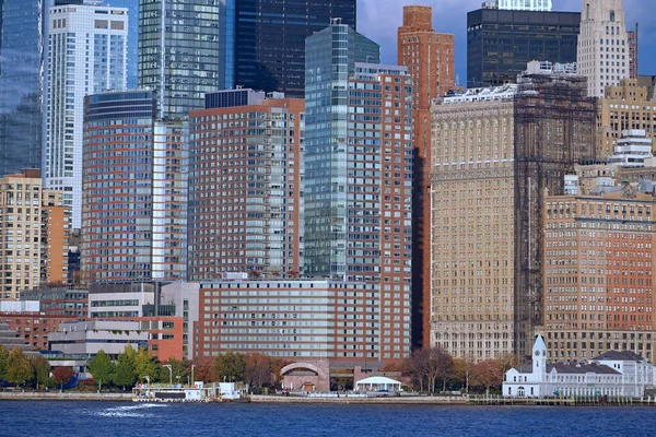 Barevné Výškové Budovy Výhledem Newyorský Přístav Battery Park — Stock fotografie