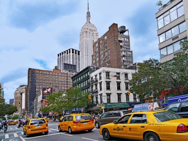 NEW YORK CITY - Haziran 2012: Manhattan 'ın işlek caddeleri genellikle 7. Cadde' deki bu sahnede olduğu gibi sarı taksilerle doludur..