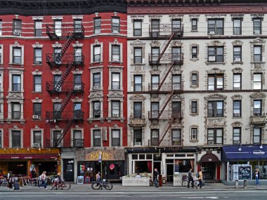 NEW YORK CITY - Haziran 2012: Manhattan 'ın 2. Bulvar' daki East Village bölgesi ilginç sanat tasarımlarıyla eski binaları koruyor ve kaldırımlarında renkli mağazalar ve restoranlar bulunuyor.