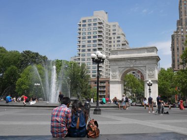 NEW YORK - Washington Square Park sıcak bir yaz gününde bankta oturan bir çiftin eğlendiği popüler bir buluşma yeridir..