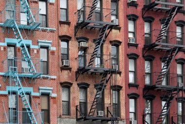 Manhattan Lower East Side apartmanı harici yangın merdivenleriyle dolu.