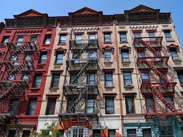 New York City Färgglada Gammaldags Lägenhetsbyggnader Med Externa Brandstegar — Stockfoto