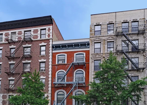 Vieil Immeuble New Yorkais Avec Sorties Secours Extérieures Climatiseurs Fenêtre — Photo
