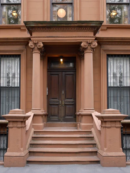 New York Brownstone tarzı apartman binasının ön merdivenleri