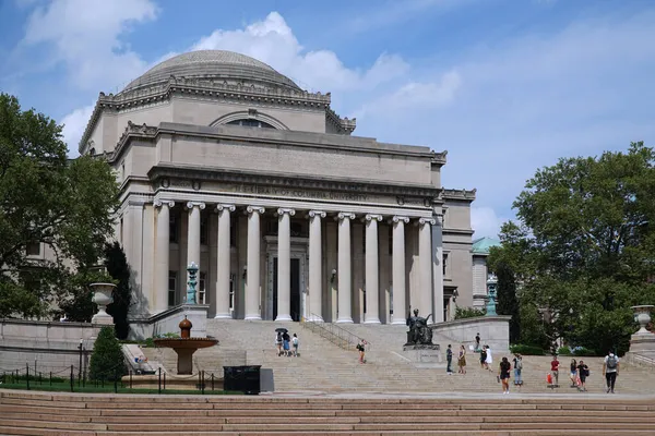 位于曼哈顿北端的哥伦比亚大学是美国最受尊敬的大学之一 — 图库照片