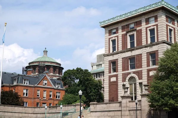 位于曼哈顿北端的哥伦比亚大学是美国最受尊敬的大学之一 — 图库照片