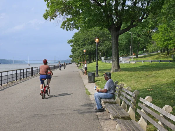 曼哈顿岛的西侧有一条专为哈德逊河沿岸骑自行车者设计的连续越野车道 — 图库照片