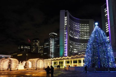 Toronto, Kanada - 30 Kasım 2021: Toronto City Hall Meydanı, Noel sezonu için alternatif renklerde parlak ışıklarla aydınlatıldı.