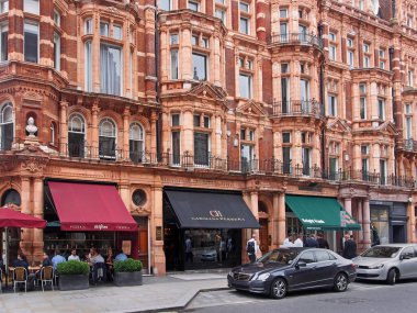 LONDON - SEPTEMBER 2016: Londra 'nın Mayfair ilçesi süslü barok mimarisi, lüks mağazaları ve restoranları ile ünlüdür.