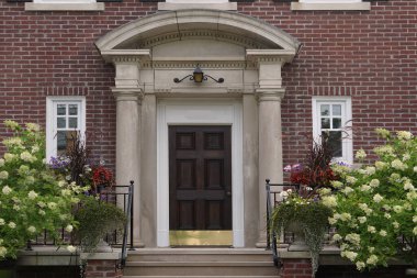 Taş çerçeveli ön kapı.