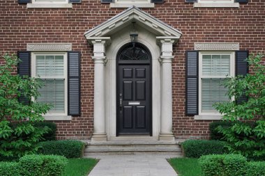 taş çerçeveli ön kapı.