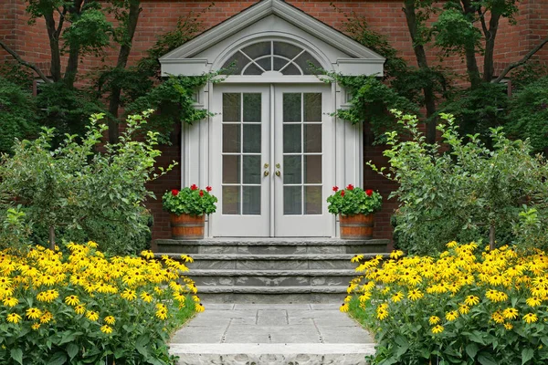 Front Door House Surrounded Bright Yellow Daisies — Stock Photo, Image