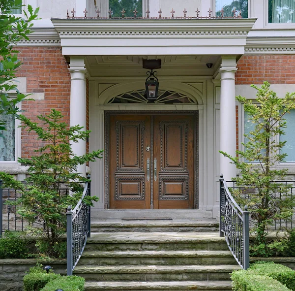 Elegante Entrada Casa Con Escalones Piedra Que Conducen Puerta Doble — Foto de Stock