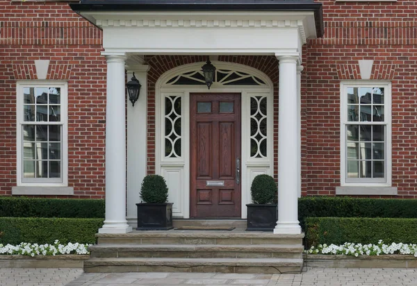 Elegante Entrada Casa Con Puerta Madera Pórtico — Foto de Stock