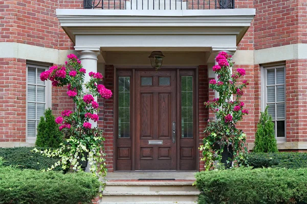 Casa Con Entrada Elegante Con Pórtico Flores Puerta Madera Con — Foto de Stock