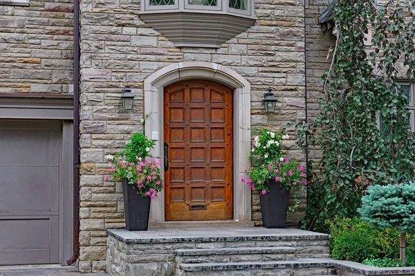 Elegante Puerta Frontal Madera Clase Alta Piedra Frente Casa — Foto de Stock