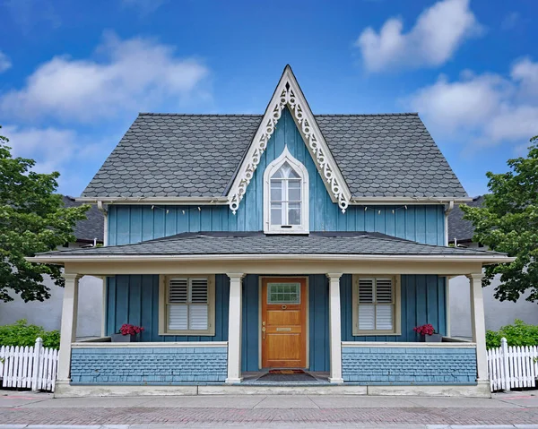 Gable ve geniş verandalı eski moda kır evi.