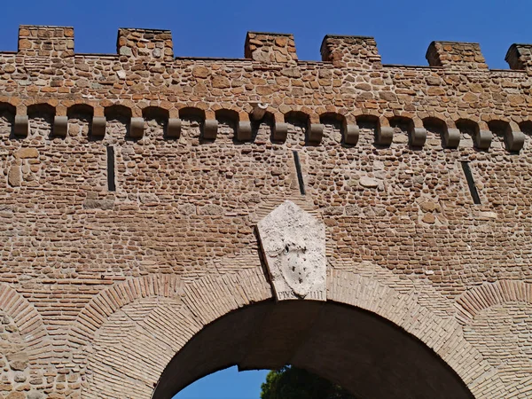 1500 'lerde Vatikan' a giriş kapısı olan eski duvar örülmüş.