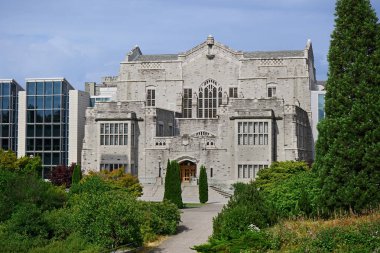 VANCOUVER - HAZİRAN 2015: British Columbia Üniversitesi 'nin güzelliklerinden biri de Pasifik Okyanusu' nun yanındaki park benzeri güzel manzarasıdır..