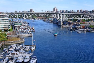 Vancouver, Granville Adası yat limanı ve köprü.