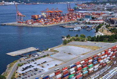 VANCOUVER - Temmuz 2015 'te Vancouver' da görüldüğü gibi, Asya 'dan konteynırlarla mal ithal etmek ve kıta boyunca demiryolu ile nakletmek için en işlek liman burası..