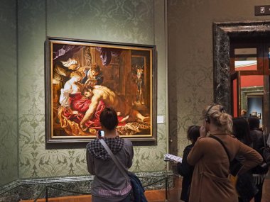 Londra, İngiltere - 27 Eylül 2016: Bir grup ziyaretçi, Peter Paul Rubens 'in yazdığı Samson ve Delilah gibi Ulusal Galerideki eski ustalara hayran..