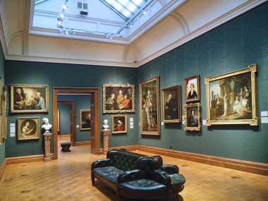 Londra, sanat galerisinde eski usta yağlı boya tabloları.